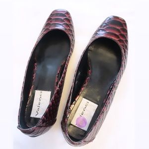 AJ Valenci Raised Crocodile Pattern Burgundy Red Flats Small Heel Shoe Size 8
